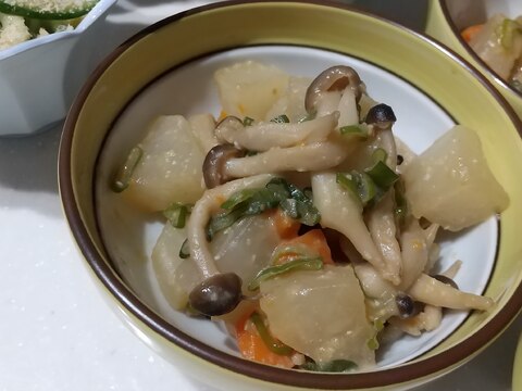 簡単に副菜!大根人参しめじの味噌バター煮